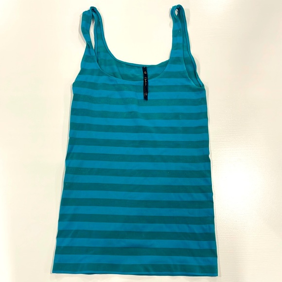 Super soft and stretchy Babaton tank top - Picture 1 of 2